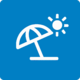 Das Symbol zeigt einen weißen Sonnenschirm und eine Sonne auf blauem Hintergrund. Es steht für Erholung, Freizeit und Urlaub – etwa im Zusammenhang mit Urlaubstagen, Work-Life-Balance oder Erholungsangeboten.
