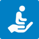 Das Symbol zeigt eine Hand, die eine sitzende Person trägt oder stützt. Es steht für Schutz, Fürsorge oder Sicherheit – etwa im Sinne von „Verantwortung übernehmen“ oder „Menschen schützen“. Der Hintergrund ist blau, das Symbol in Weiß gehalten.